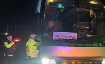 FOTO: Policajné kontroly na diaľnici D1 pri Novom Meste nad Váhom odhalili troch opitých kamionistov